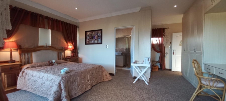 4 Bedroom Property for Sale in Hartenbos Heuwels Western Cape